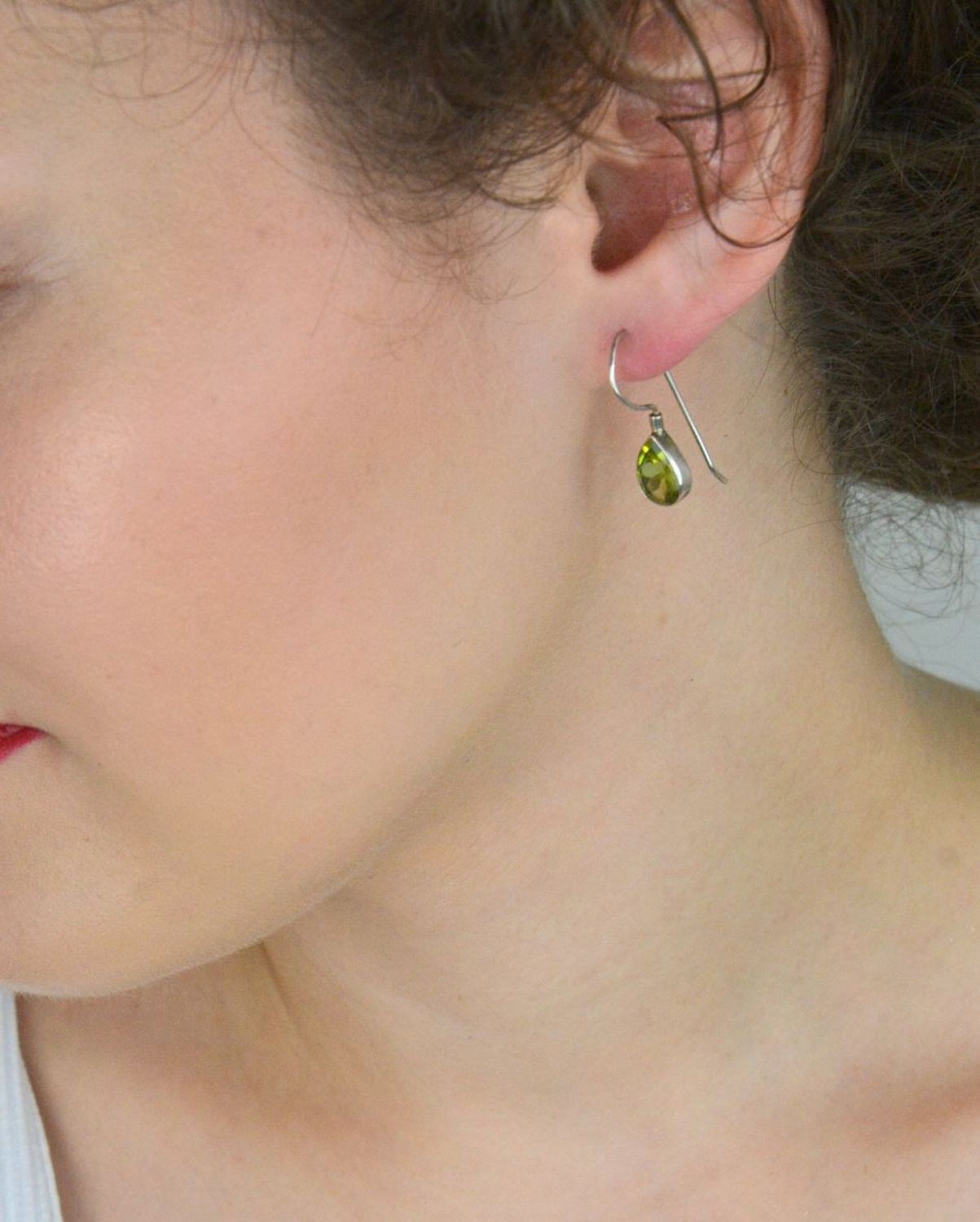 Kolczyki srebrne 925 DIA-KLC-OLIWIN-925 z naturalnym oliwinem. Wiszące łezki 2,5 cm, bigiel otwarty. Biżuteria z klasą i nutą zielonej świeżości.1.jpg