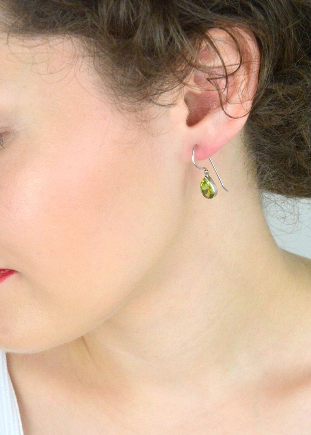 Kolczyki srebrne 925 DIA-KLC-OLIWIN-925 z naturalnym oliwinem. Wiszące łezki 2,5 cm, bigiel otwarty. Biżuteria z klasą i nutą zielonej świeżości.1.jpg