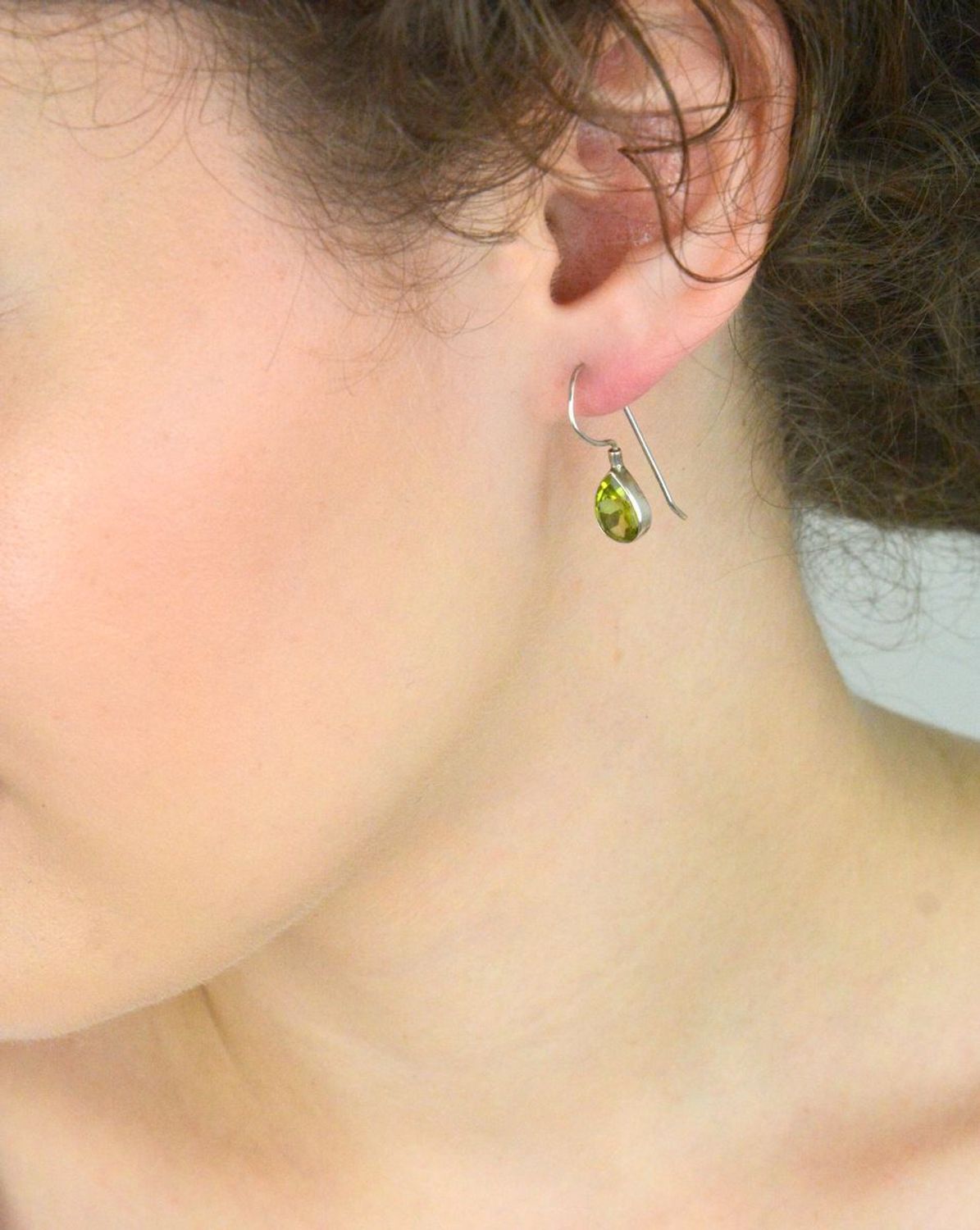 Kolczyki srebrne 925 DIA-KLC-OLIWIN-925 z naturalnym oliwinem. Wiszące łezki 2,5 cm, bigiel otwarty. Biżuteria z klasą i nutą zielonej świeżości.1.jpg