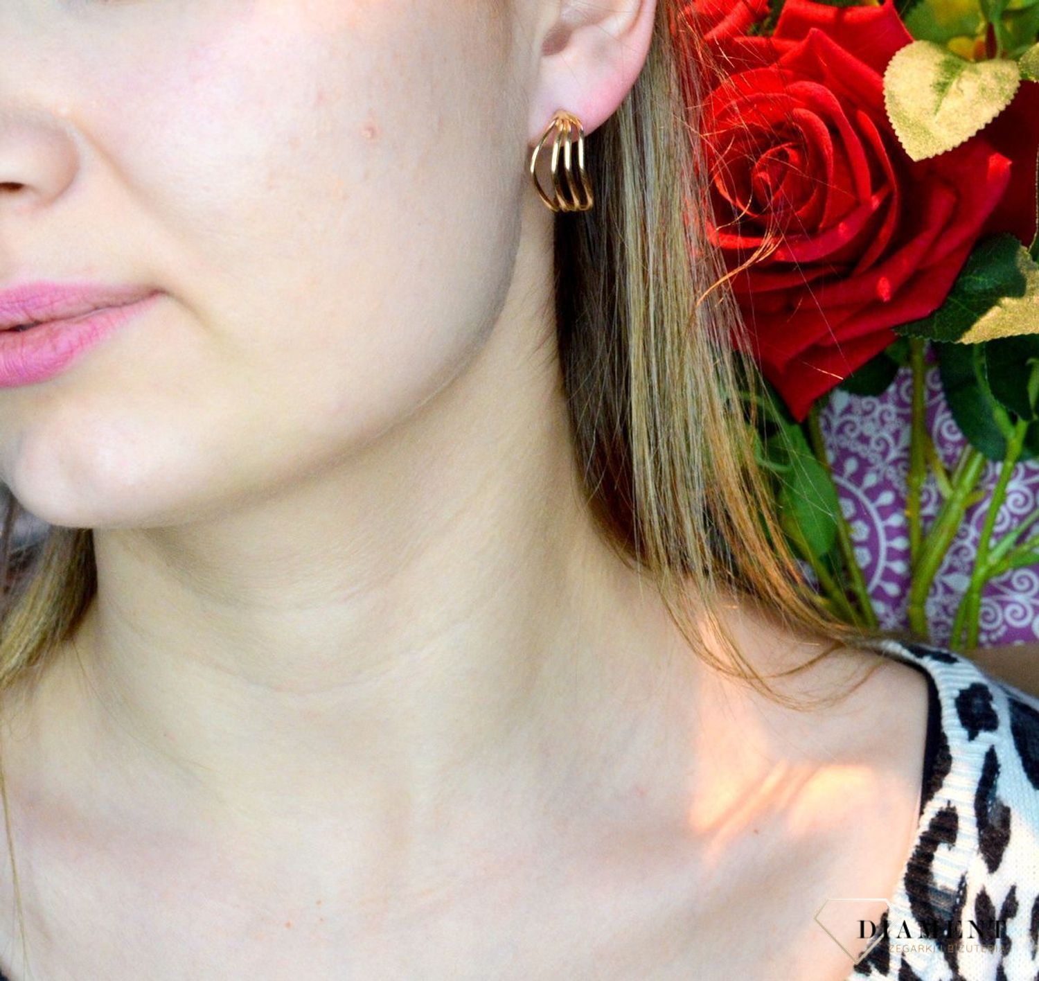 Złote kolczyki 585 o klasycznym wzorze DIA-KLC-OR0240-585. Piękne i kobiece kolczyki idealnie podkreślą subtelny urok minimalistycznych stylizacji. Doskonałe na prezent. Kolczyki o klasycznym i eleganckim wzorze dodają b.jpg