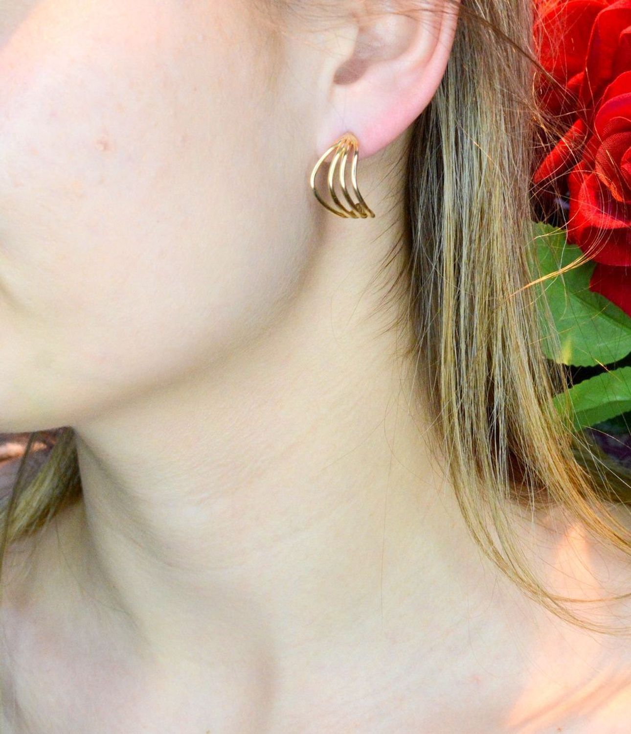 Złote kolczyki 585 o klasycznym wzorze DIA-KLC-OR0240-585. Piękne i kobiece kolczyki idealnie podkreślą subtelny urok minimalistycznych stylizacji. Doskonałe na prezent. Kolczyki o klasycznym i eleganckim wzorze dodają b.jpg