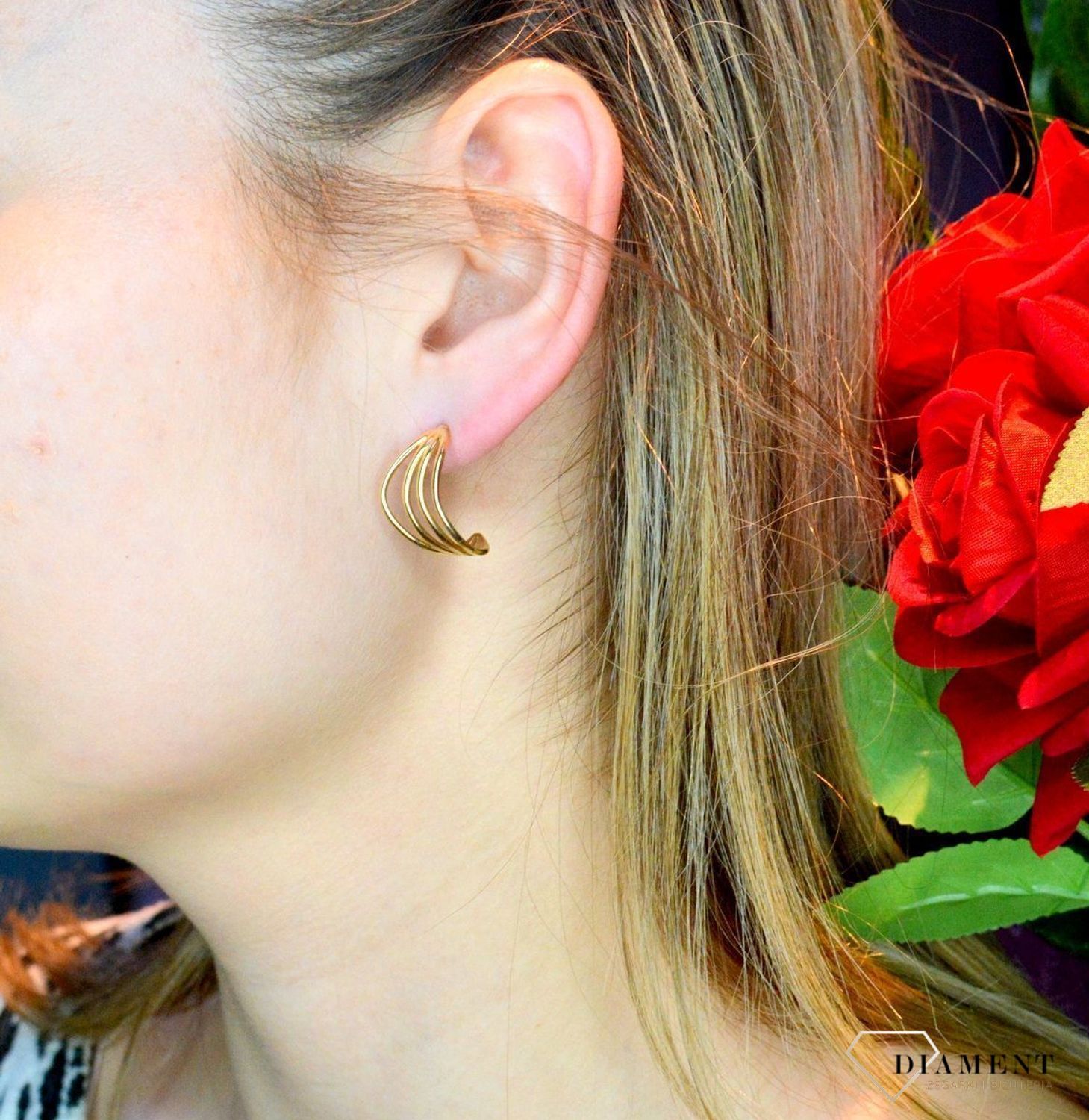 Złote kolczyki 585 o klasycznym wzorze DIA-KLC-OR0240-585. Piękne i kobiece kolczyki idealnie podkreślą subtelny urok minimalistycznych stylizacji. Doskonałe na prezent. Kolczyki o klasycznym i eleganckim wzorze dodają b.jpg