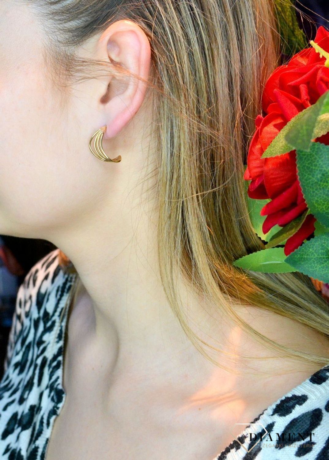 Złote kolczyki 585 o klasycznym wzorze DIA-KLC-OR0240-585. Piękne i kobiece kolczyki idealnie podkreślą subtelny urok minimalistycznych stylizacji. Doskonałe na prezent. Kolczyki o klasycznym i eleganckim wzorze dodają b.jpg