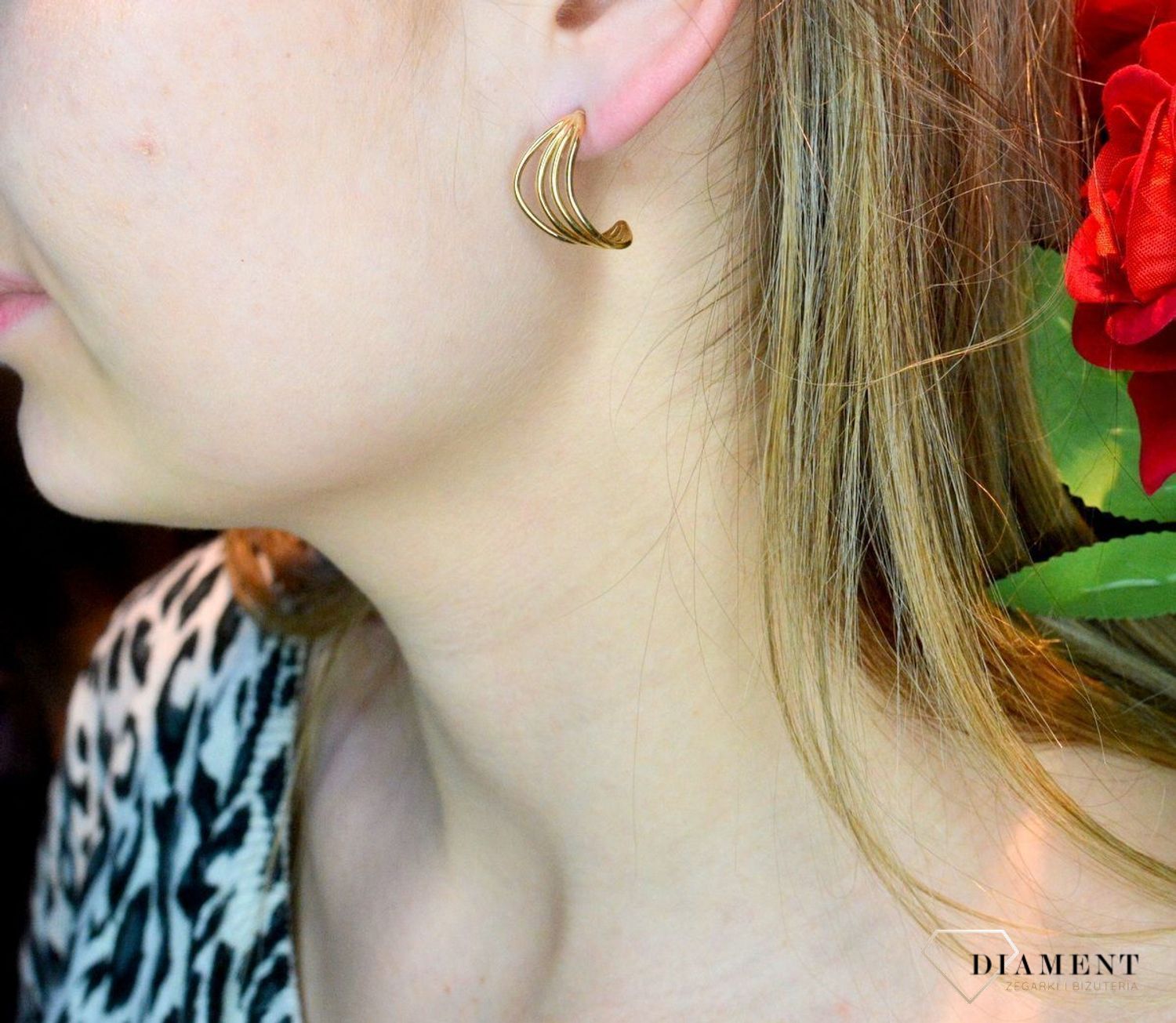 Złote kolczyki 585 o klasycznym wzorze DIA-KLC-OR0240-585. Piękne i kobiece kolczyki idealnie podkreślą subtelny urok minimalistycznych stylizacji. Doskonałe na prezent. Kolczyki o klasycznym i eleganckim wzorze dodają b.jpg