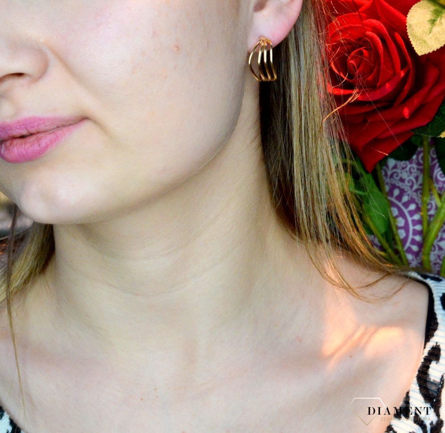 Złote kolczyki 585 o klasycznym wzorze DIA-KLC-OR0240-585. Piękne i kobiece kolczyki idealnie podkreślą subtelny urok minimalistycznych stylizacji. Doskonałe na prezent. Kolczyki o klasycznym i eleganckim wzorze dodają b.jpg