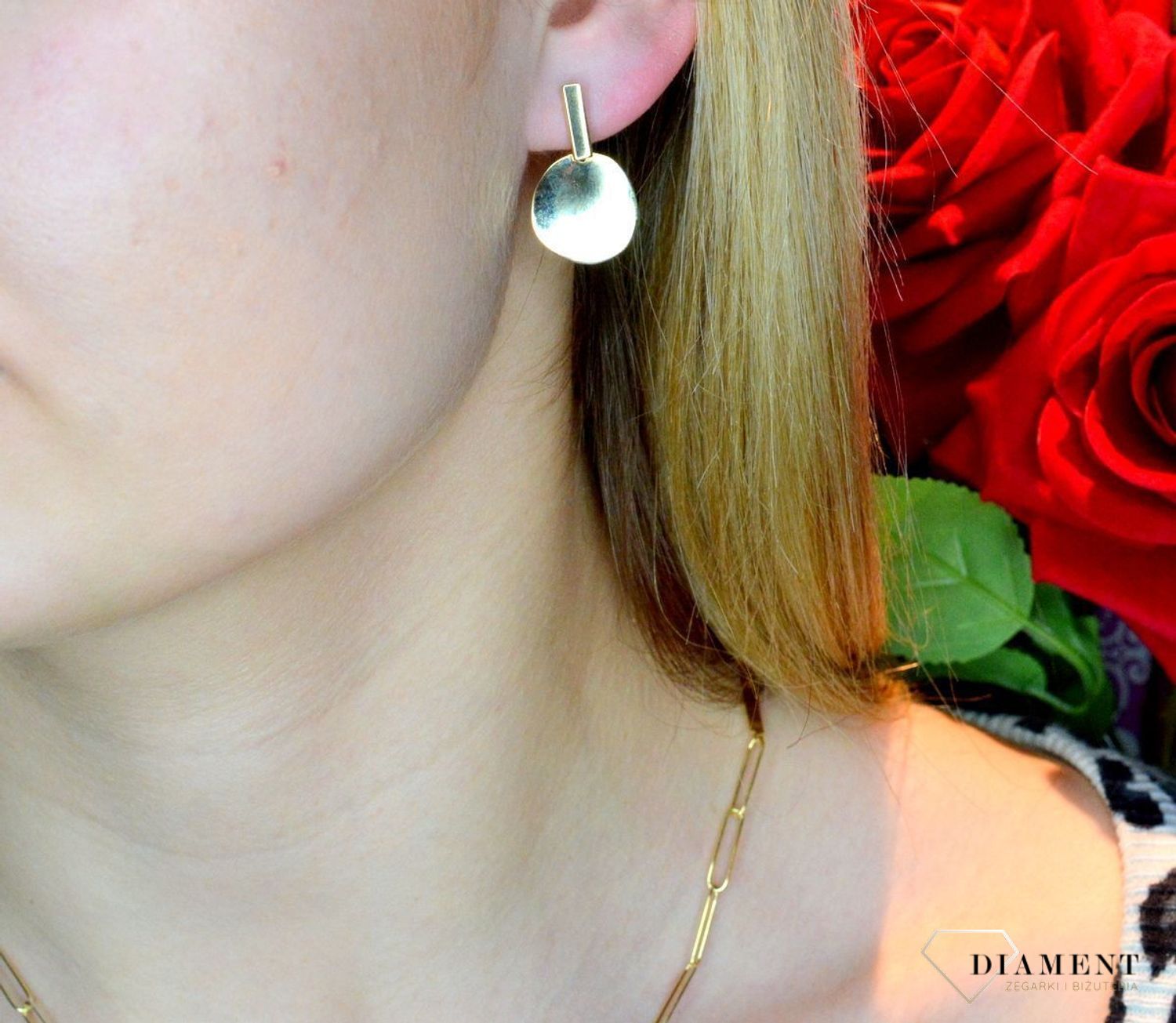 Złote kolczyki 585 wiszące gładkie kółeczka DIA-KLC-OR03089M01-585. Złote kolczyki wykonane z najwyższej jakości żółtego złota, próba 585, waga około 2,38 gram. Kolczyki w minimalistycznym stylu, wpisujące się w obecne.jpg