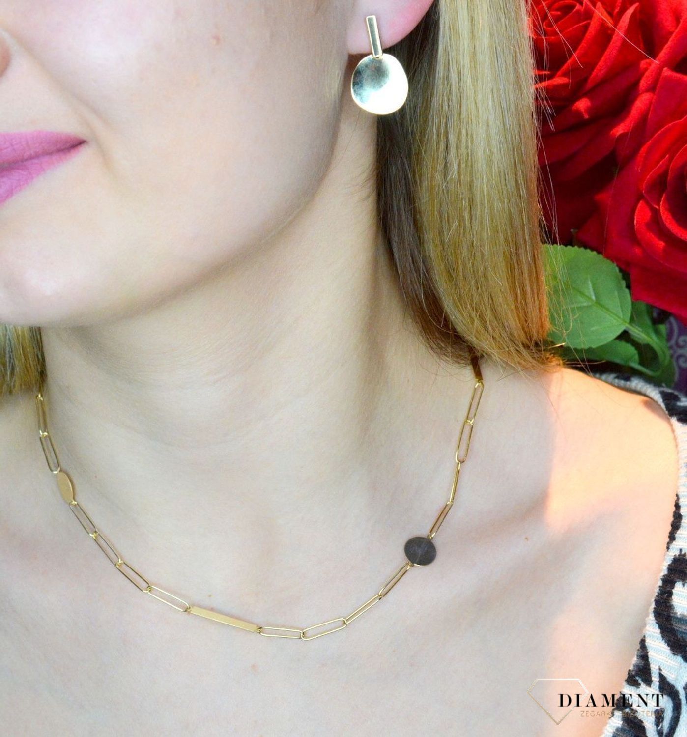 Złote kolczyki 585 wiszące gładkie kółeczka DIA-KLC-OR03089M01-585. Złote kolczyki wykonane z najwyższej jakości żółtego złota, próba 585, waga około 2,38 gram. Kolczyki w minimalistycznym stylu, wpisujące się w obecne.jpg