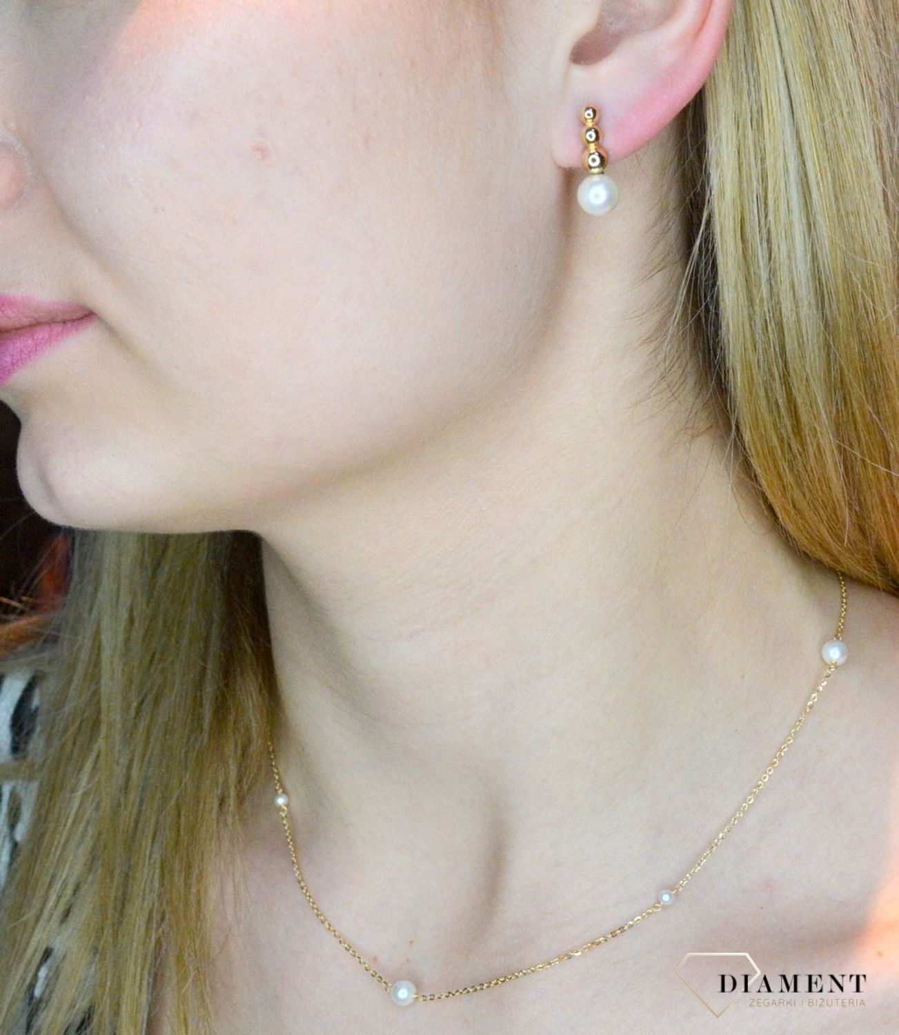 Złote kolczyki 585 perełki ze złotymi kulkami DIA-KLC-OR4237-585.  Kolczyki damskie złote wiszące perły. Kolczyki to idealna proporcje zamknięte w pięknej kompozycji. Kolczyki wykonane z wysokiej jakości złota próby 585..jpg