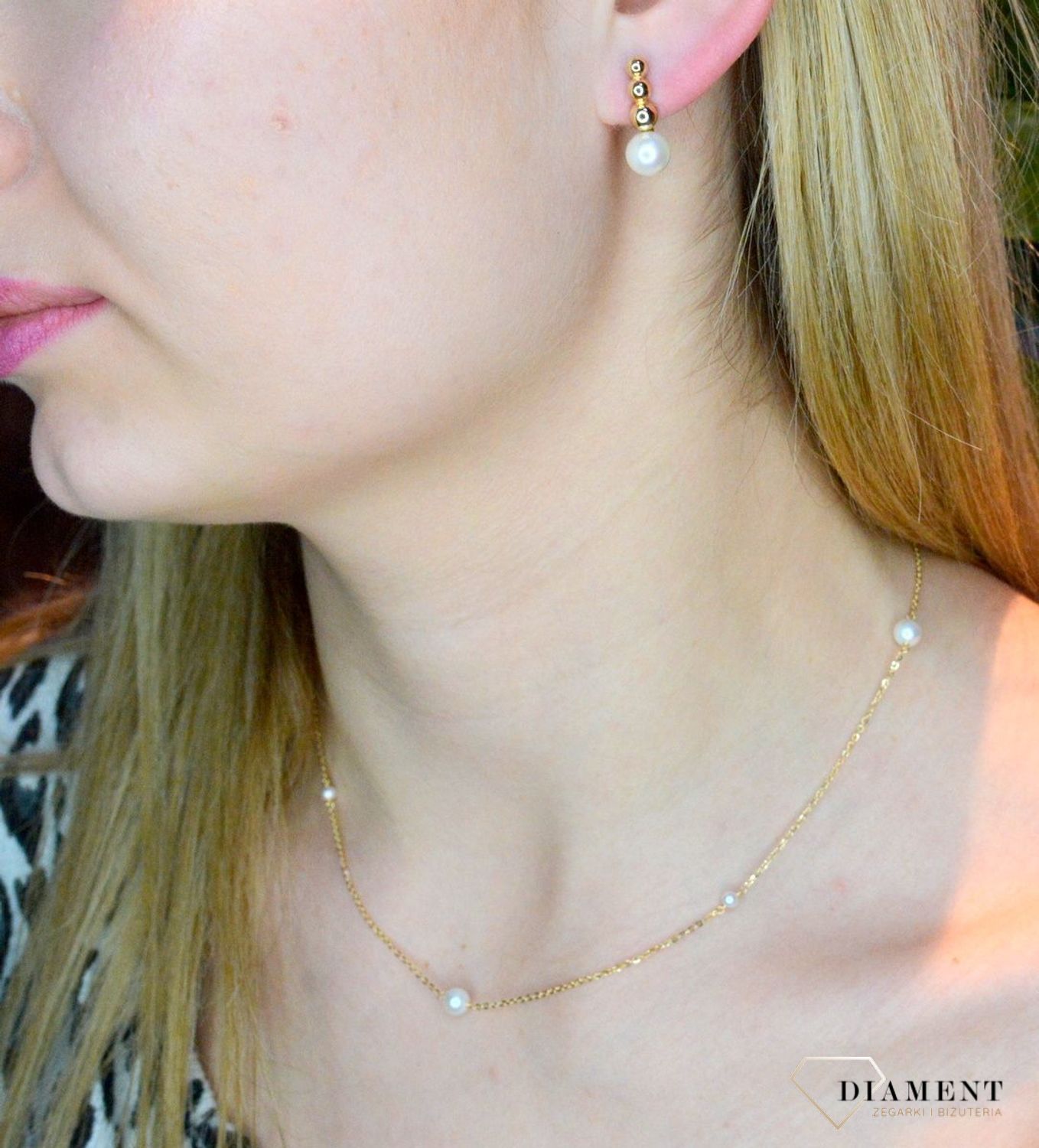 Złote kolczyki 585 perełki ze złotymi kulkami DIA-KLC-OR4237-585.  Kolczyki damskie złote wiszące perły. Kolczyki to idealna proporcje zamknięte w pięknej kompozycji. Kolczyki wykonane z wysokiej jakości złota próby 585..jpg