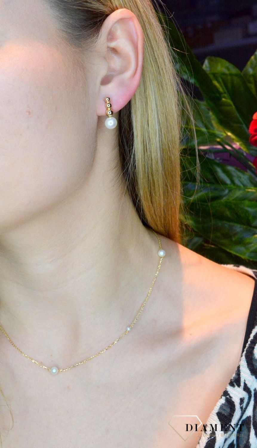 Złote kolczyki 585 perełki ze złotymi kulkami DIA-KLC-OR4237-585.  Kolczyki damskie złote wiszące perły. Kolczyki to idealna proporcje zamknięte w pięknej kompozycji. Kolczyki wykonane z wysokiej jakości złota próby 585..jpg