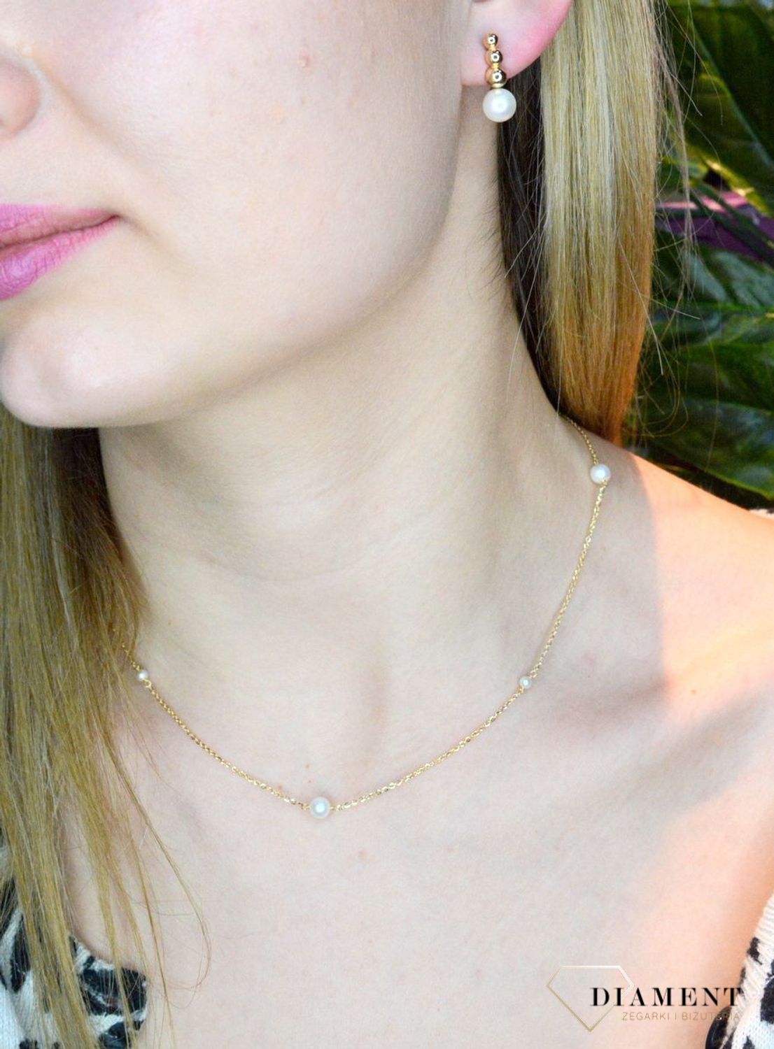 Złote kolczyki 585 perełki ze złotymi kulkami DIA-KLC-OR4237-585.  Kolczyki damskie złote wiszące perły. Kolczyki to idealna proporcje zamknięte w pięknej kompozycji. Kolczyki wykonane z wysokiej jakości złota próby 585..jpg