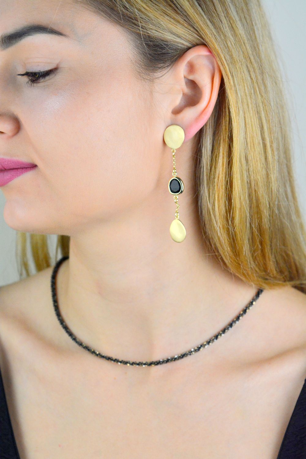 Srebrne kolczyki damskie wiszące Złote blaszki i czarne cyrkonie ORAQH0890003BLK.jpg