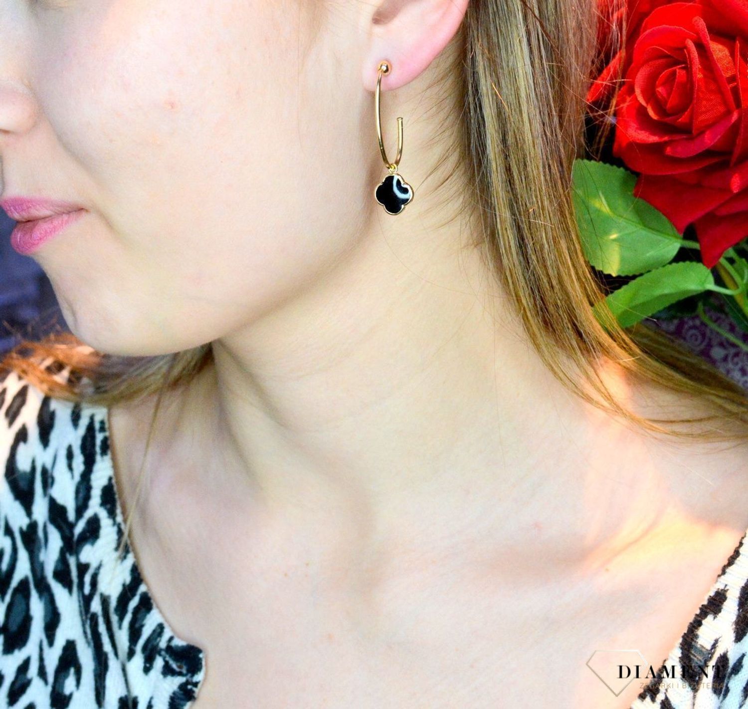 Złote kolczyki 585 wiszące z onyksem DIA-KLC-ORS06-585. Kolczyki damskie złote wiszące kwiatki z onyksem. Kolczyki to idealna proporcje zamknięte w pięknej kompozycji. Kolczyki wykonane z wysokiej jakości złota próby 585.jpg