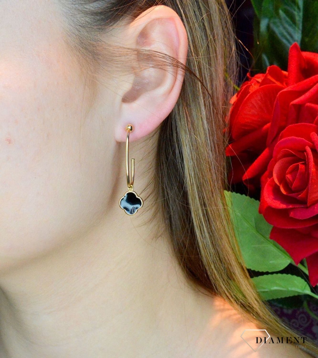 Złote kolczyki 585 wiszące z onyksem DIA-KLC-ORS06-585. Kolczyki damskie złote wiszące kwiatki z onyksem. Kolczyki to idealna proporcje zamknięte w pięknej kompozycji. Kolczyki wykonane z wysokiej jakości złota próby 585.jpg