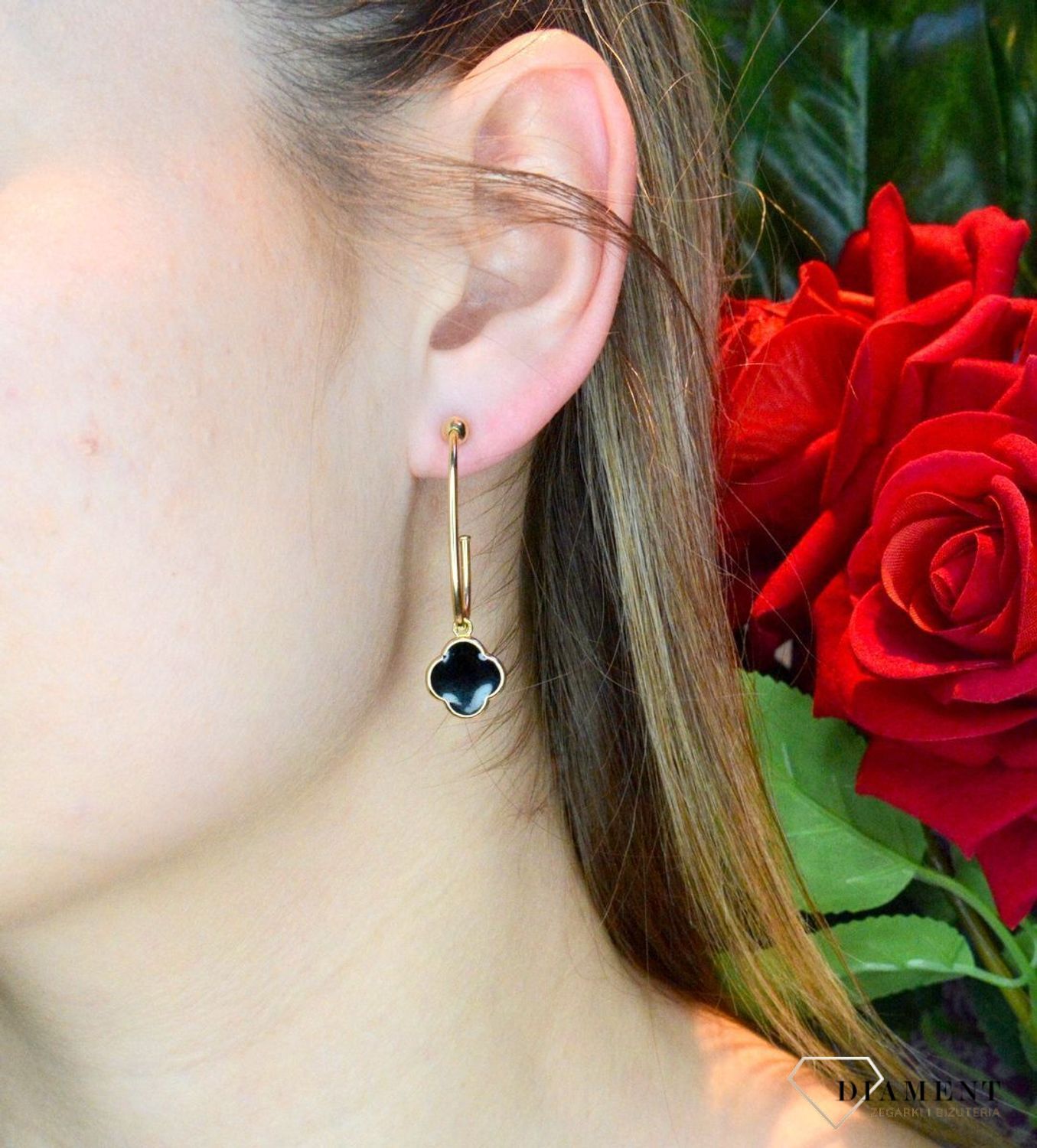 Złote kolczyki 585 wiszące z onyksem DIA-KLC-ORS06-585. Kolczyki damskie złote wiszące kwiatki z onyksem. Kolczyki to idealna proporcje zamknięte w pięknej kompozycji. Kolczyki wykonane z wysokiej jakości złota próby 585.jpg
