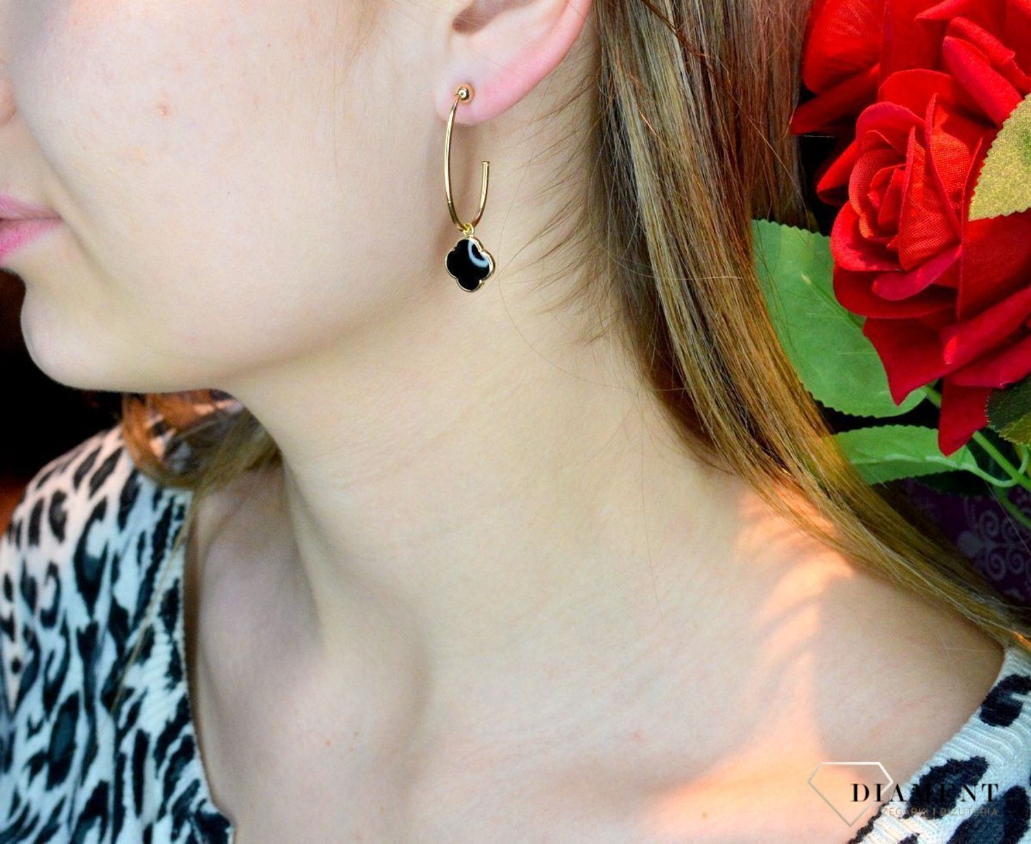 Złote kolczyki 585 wiszące z onyksem DIA-KLC-ORS06-585. Kolczyki damskie złote wiszące kwiatki z onyksem. Kolczyki to idealna proporcje zamknięte w pięknej kompozycji. Kolczyki wykonane z wysokiej jakości złota próby 585.jpg