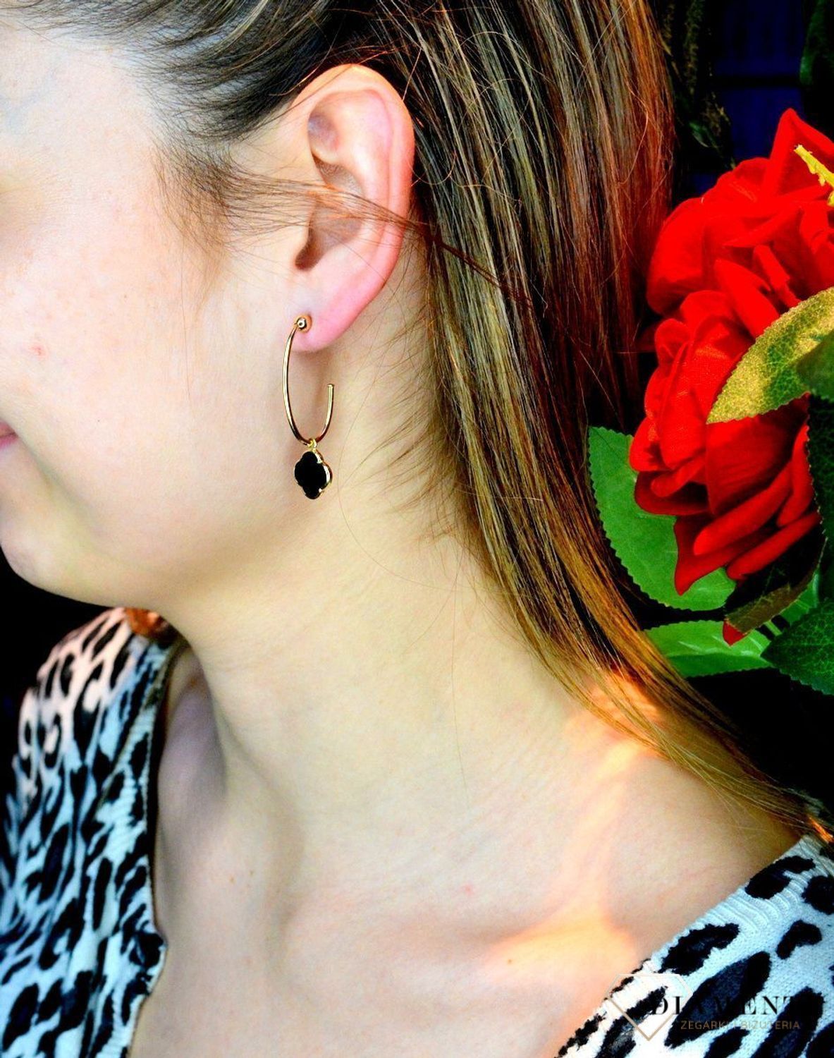 Złote kolczyki 585 wiszące z onyksem DIA-KLC-ORS06-585. Kolczyki damskie złote wiszące kwiatki z onyksem. Kolczyki to idealna proporcje zamknięte w pięknej kompozycji. Kolczyki wykonane z wysokiej jakości złota próby 585.jpg