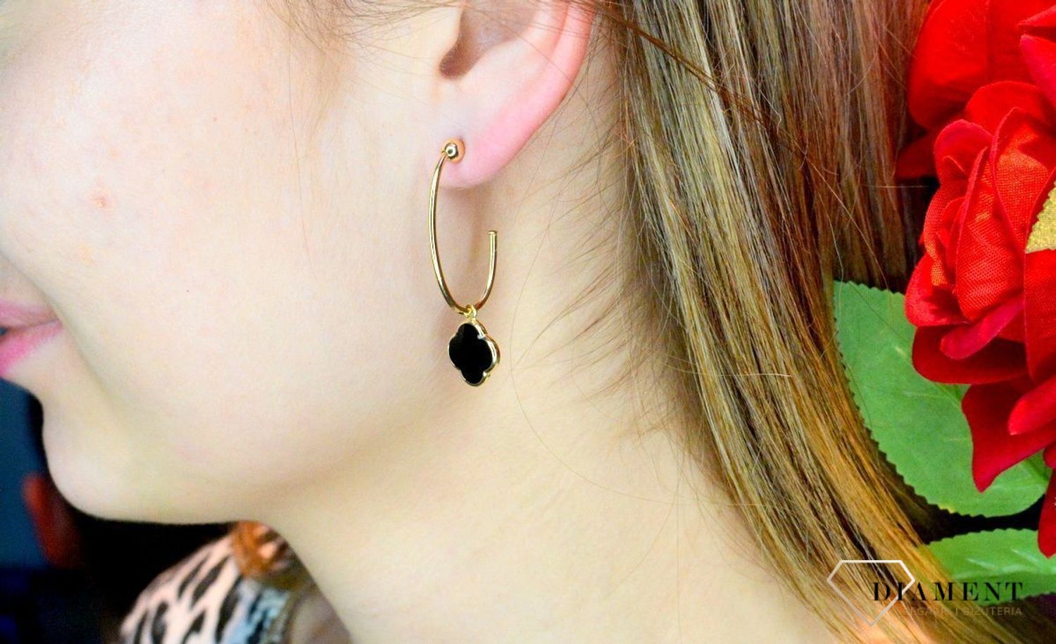 Złote kolczyki 585 wiszące z onyksem DIA-KLC-ORS06-585. Kolczyki damskie złote wiszące kwiatki z onyksem. Kolczyki to idealna proporcje zamknięte w pięknej kompozycji. Kolczyki wykonane z wysokiej jakości złota próby 585.jpg