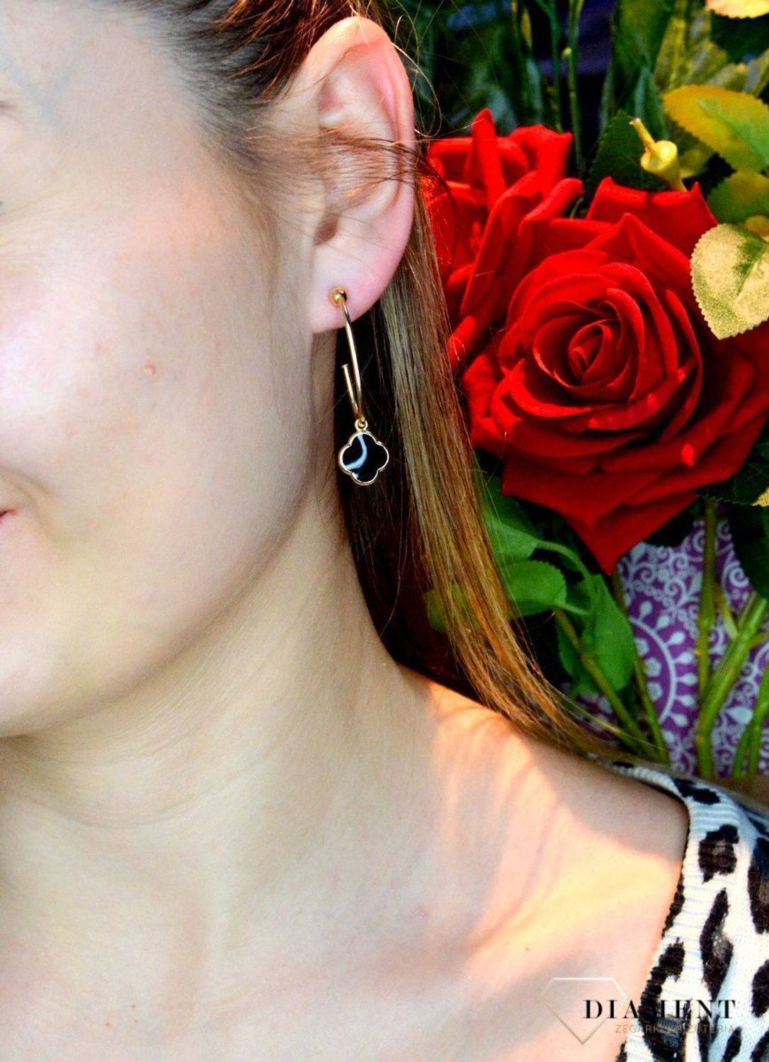 Złote kolczyki 585 wiszące z onyksem DIA-KLC-ORS06-585. Kolczyki damskie złote wiszące kwiatki z onyksem. Kolczyki to idealna proporcje zamknięte w pięknej kompozycji. Kolczyki wykonane z wysokiej jakości złota próby 585.jpg