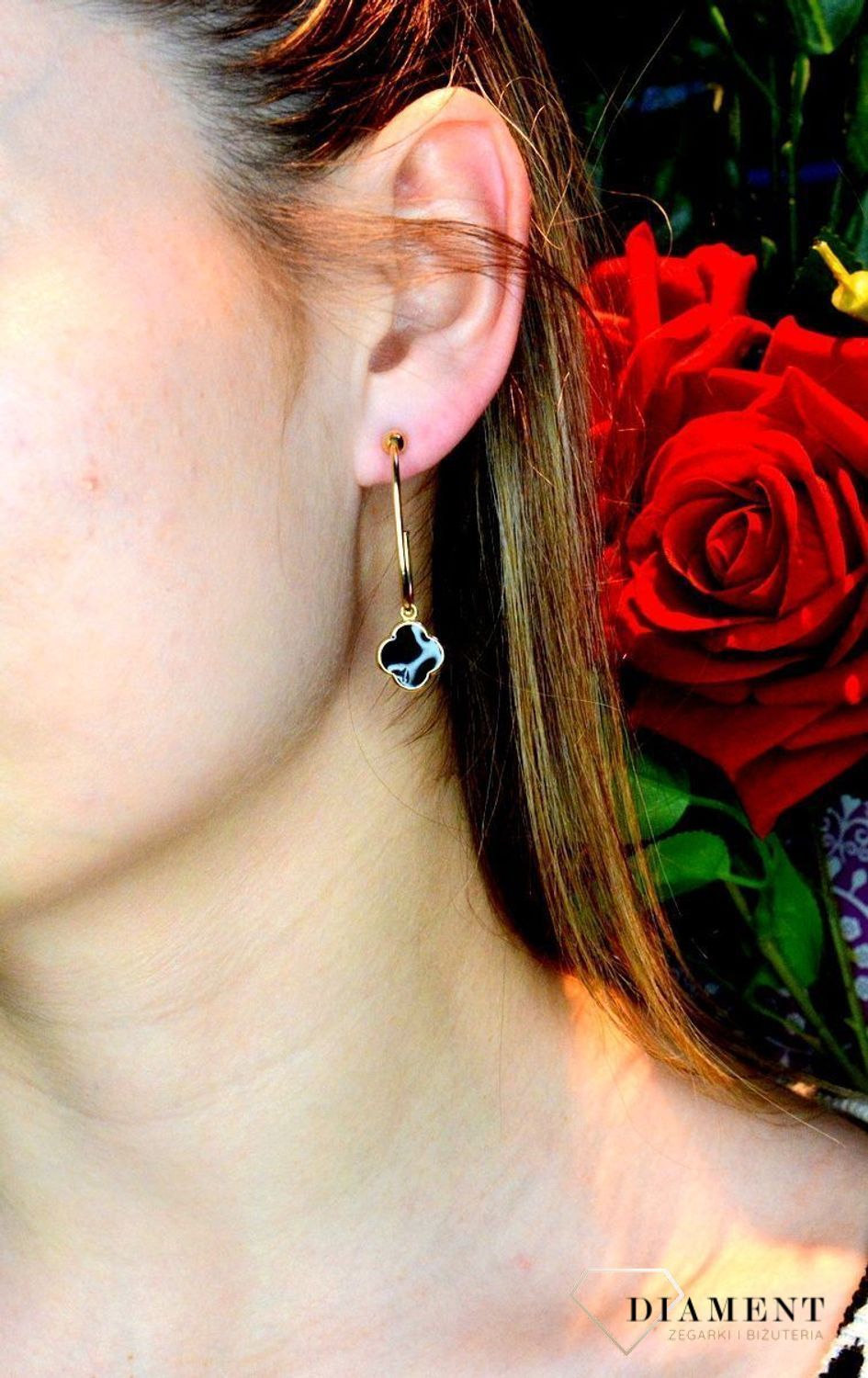 Złote kolczyki 585 wiszące z onyksem DIA-KLC-ORS06-585. Kolczyki damskie złote wiszące kwiatki z onyksem. Kolczyki to idealna proporcje zamknięte w pięknej kompozycji. Kolczyki wykonane z wysokiej jakości złota próby 585.jpg
