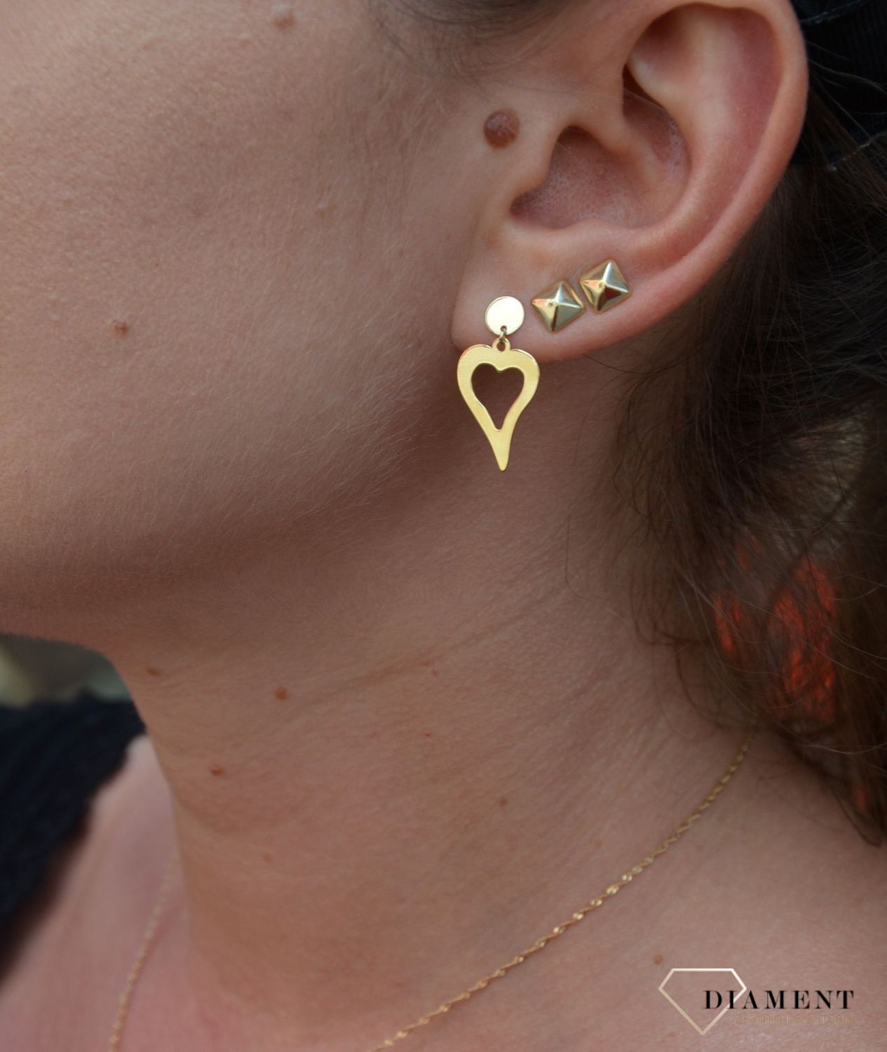 Złote kolczyki 375 wiszące serca przy uchu DIA-KLC-P37E0030-375.jpg