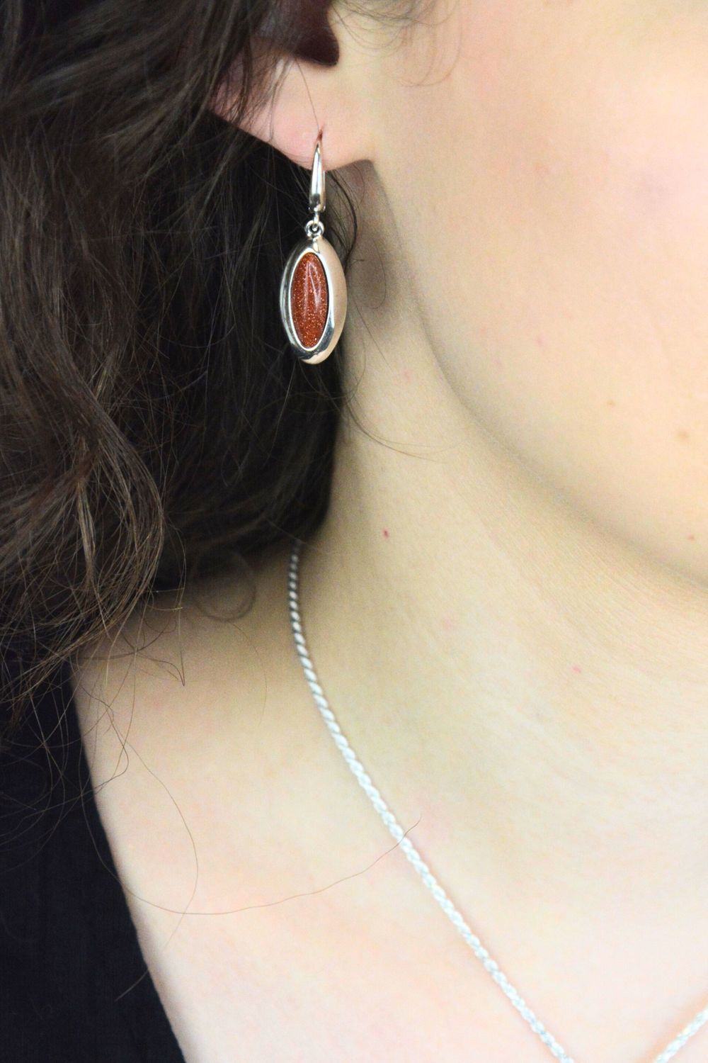 Eleganckie srebrne kolczyki damskie DIA-KLC-PIASEK-PUSTYNI z kamieniem piasek pustyni. Owalny kształt, długość 3,7 cm, zapięcie angielskie. Idealne na co dzień i na prezent.1.jpg