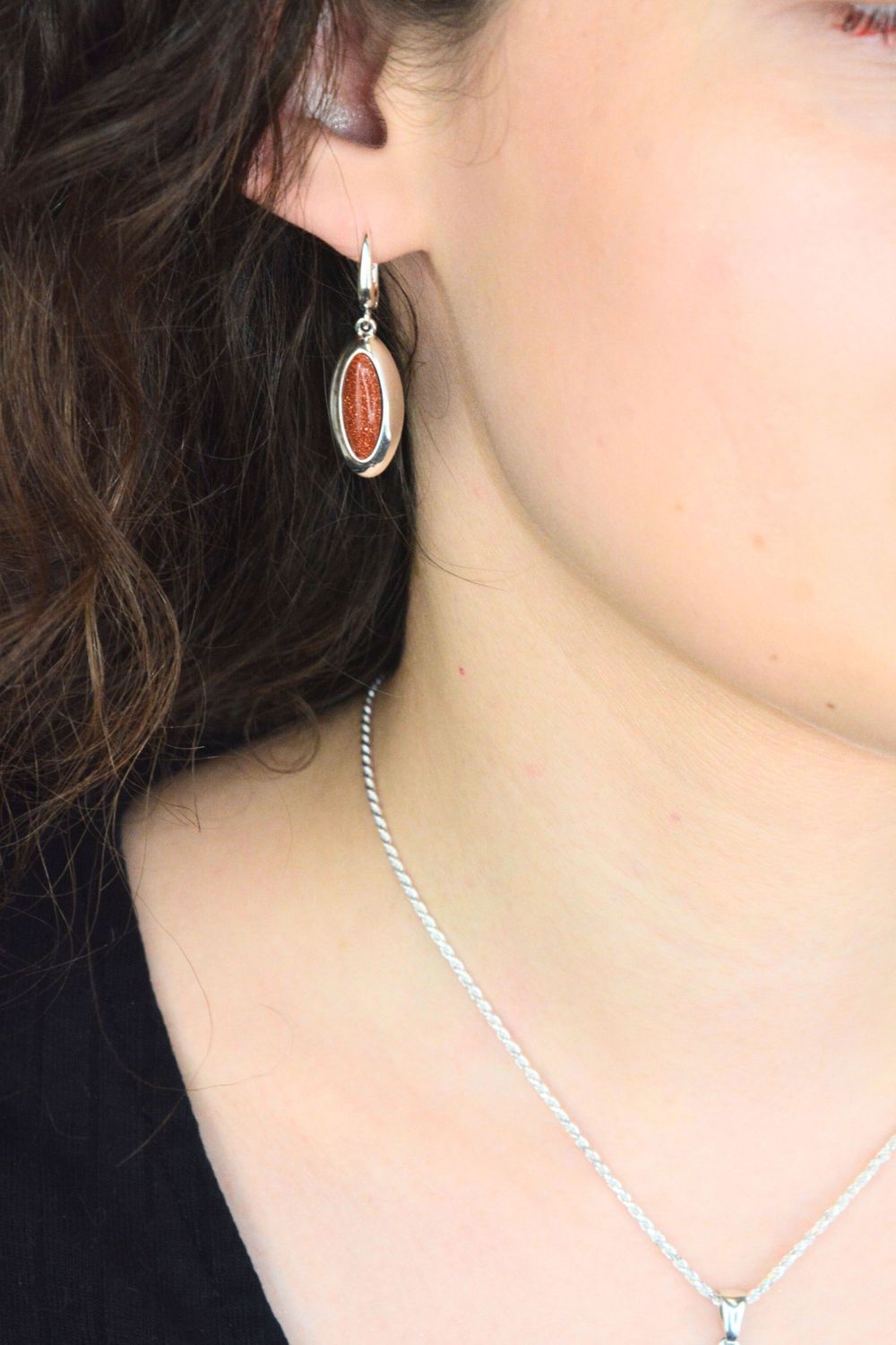 Eleganckie srebrne kolczyki damskie DIA-KLC-PIASEK-PUSTYNI z kamieniem piasek pustyni. Owalny kształt, długość 3,7 cm, zapięcie angielskie. Idealne na co dzień i na prezent.1.jpg