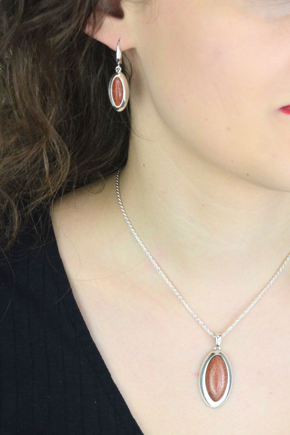 Eleganckie srebrne kolczyki damskie DIA-KLC-PIASEK-PUSTYNI z kamieniem piasek pustyni. Owalny kształt, długość 3,7 cm, zapięcie angielskie. Idealne na co dzień i na prezent.1.jpg