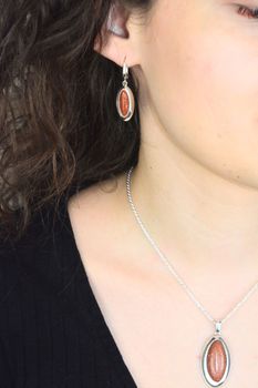 Kolczyki srebrne 925 damskie z kamieniem piasek pustyni – owalne (2).jpg