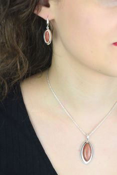 Kolczyki srebrne 925 damskie z kamieniem piasek pustyni – owalne (4).jpg