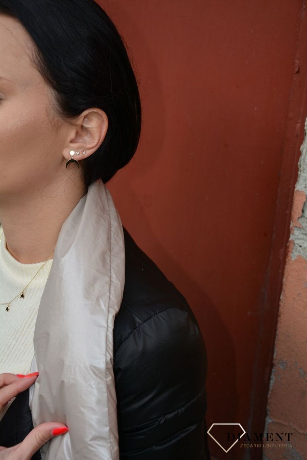 Śliczne, złote kolczyki celebrytki z modnym elementem ozdobnym w postaci półksiężyca będą uniwersalnym uzupełnieniem codziennych stylizacji..jpg