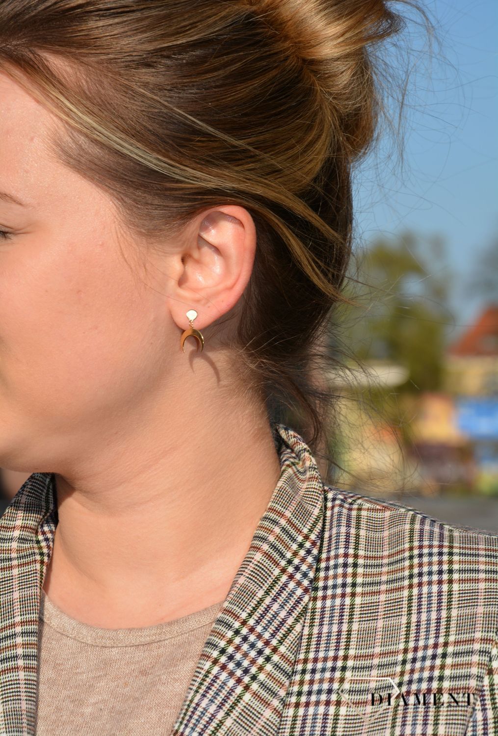 Śliczne, złote kolczyki celebrytki z modnym elementem ozdobnym w postaci półksiężyca będą uniwersalnym uzupełnieniem codziennych stylizacji..jpg