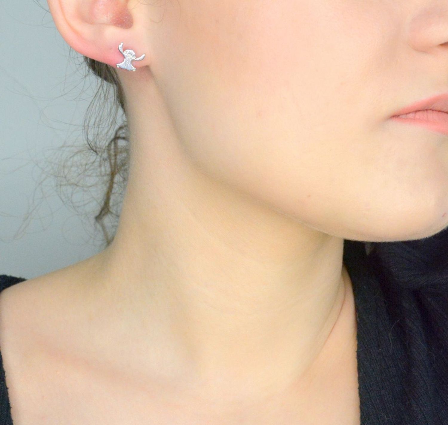 Srebrne kolczyki dziecięce 925 sztyfty Lilo i Stich Stitch DIA-KLC-PW0010924ER-925. Srebrne kolczyki zostały wykonane z najwyższej jakości srebra próby 925. Kolczyki zostały wykonane na wzór postaci z bajki Lilo i Stich1.jpg