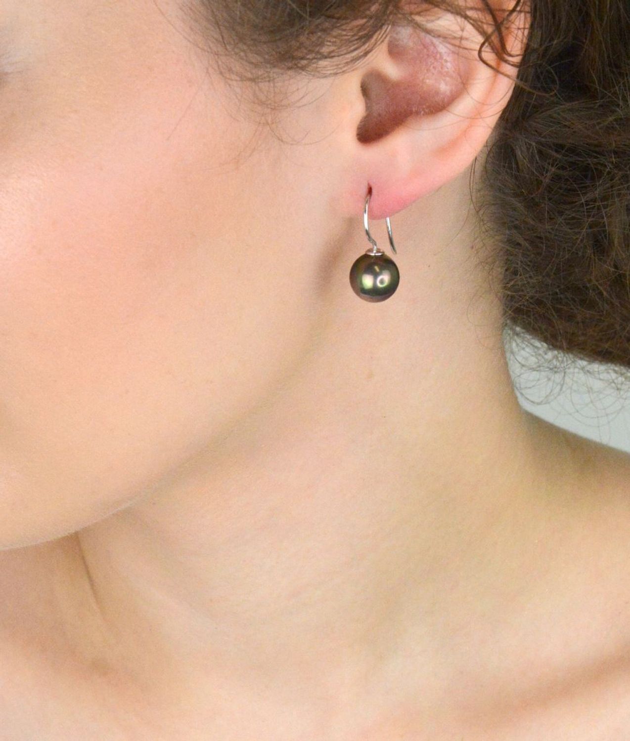Kolczyki srebrne 925 z perłą w odcieniach zielono-brązowych. Bigiel otwarty, 2,3 cm długości, 3,80 g. Model DIA-KLC-Perłopławy1 – naturalna elegancja.1.jpg