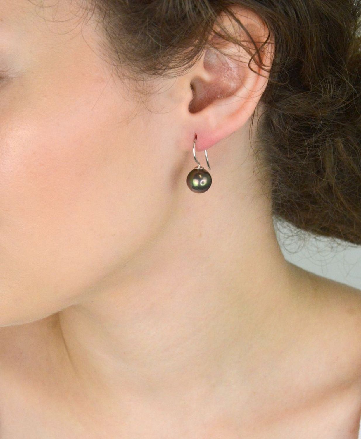 Kolczyki srebrne 925 z perłą w odcieniach zielono-brązowych. Bigiel otwarty, 2,3 cm długości, 3,80 g. Model DIA-KLC-Perłopławy1 – naturalna elegancja.1.jpg