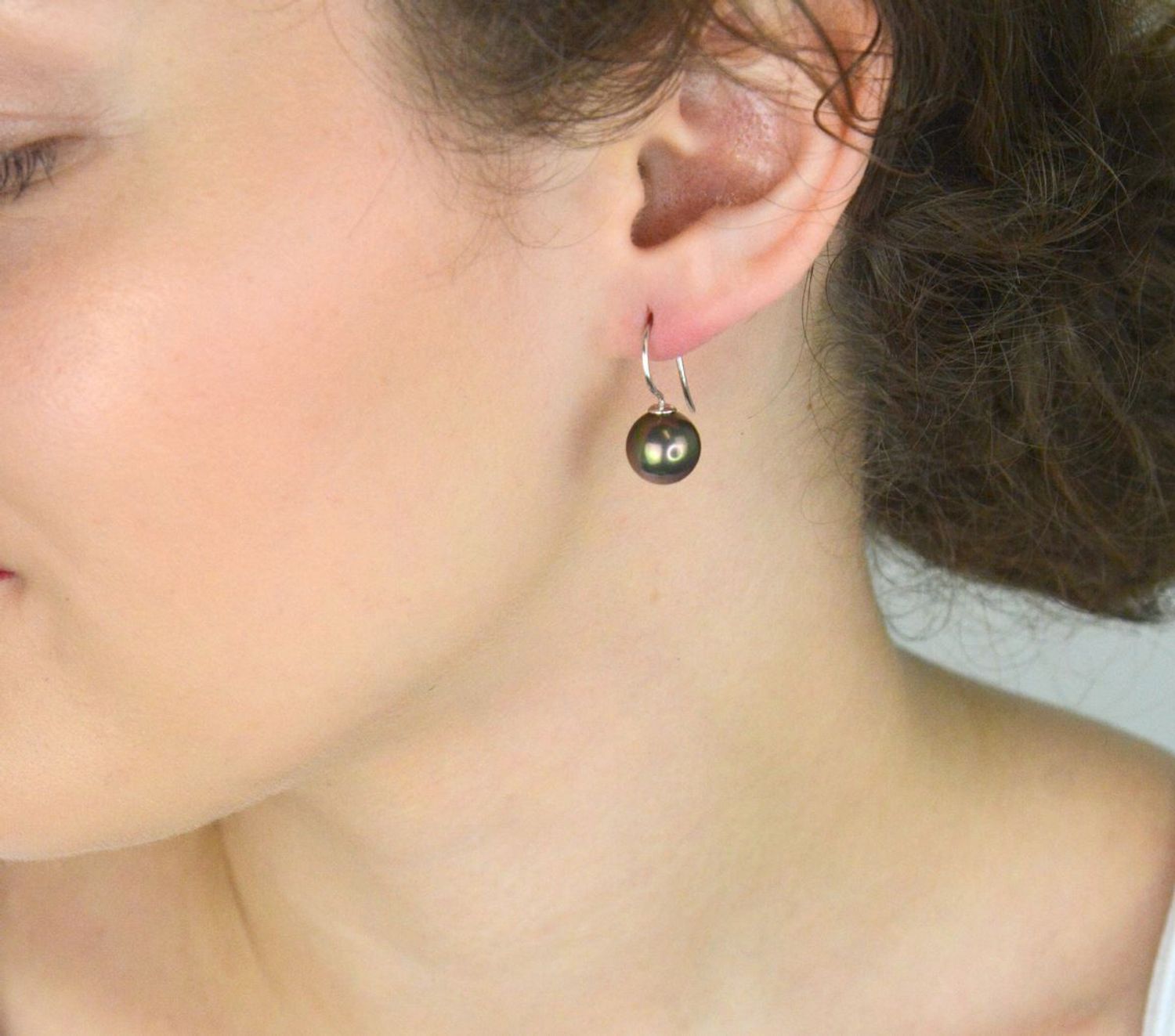 Kolczyki srebrne 925 z perłą w odcieniach zielono-brązowych. Bigiel otwarty, 2,3 cm długości, 3,80 g. Model DIA-KLC-Perłopławy1 – naturalna elegancja.1.jpg