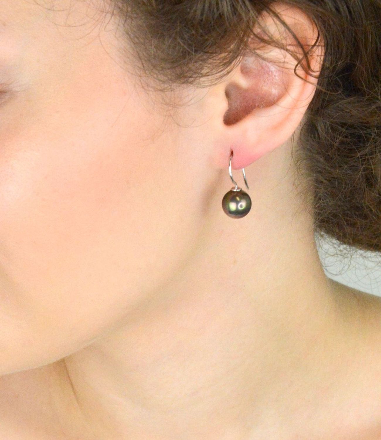Kolczyki srebrne 925 z perłą w odcieniach zielono-brązowych. Bigiel otwarty, 2,3 cm długości, 3,80 g. Model DIA-KLC-Perłopławy1 – naturalna elegancja.1.jpg