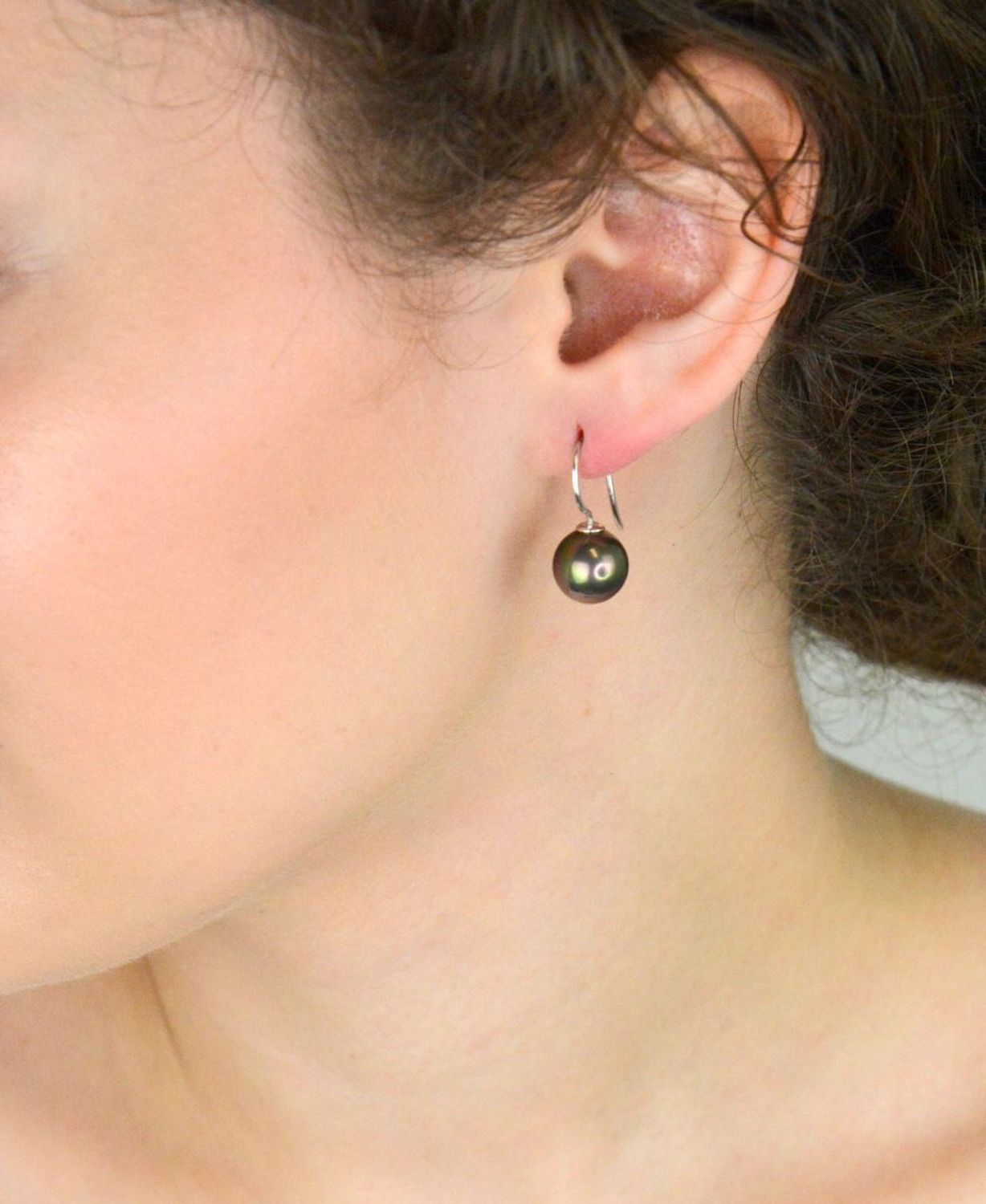 Kolczyki srebrne 925 z perłą w odcieniach zielono-brązowych. Bigiel otwarty, 2,3 cm długości, 3,80 g. Model DIA-KLC-Perłopławy1 – naturalna elegancja.1.jpg