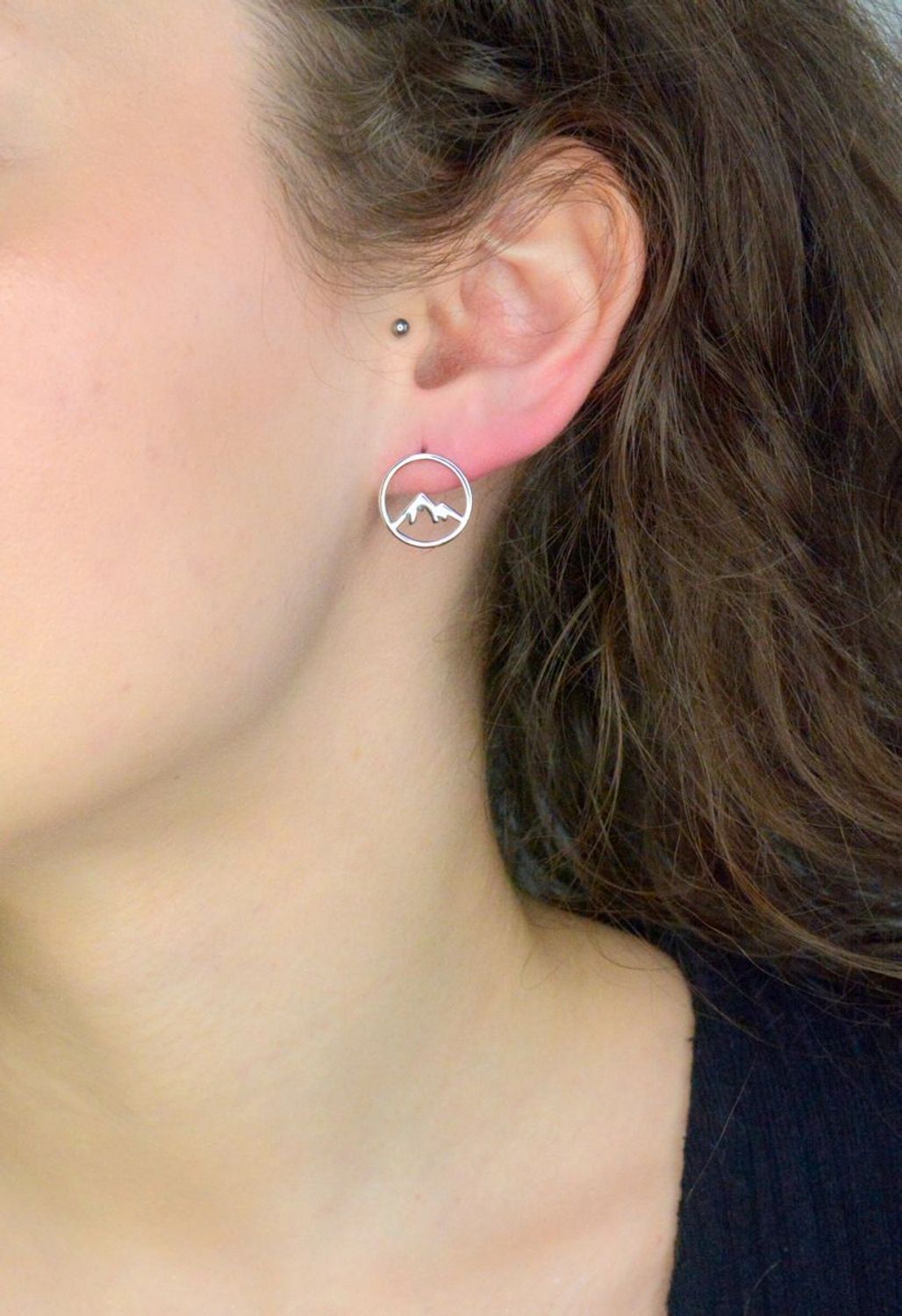 Kolczyki srebrne okrągłe góry pr 925, DIA-KLC-RE0339-925 srebrne kolczyki z motywem gór zostały wykonane z najwyższej jakości srebra próby 925. Idealny prezent dla każdej kobiety.1.jpg