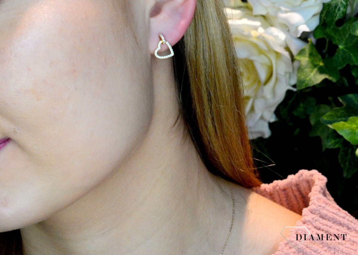 Srebrne kolczyki wiszące serduszka w cyrkoniach pozłacane DIA-KLC-RE0739EY-925. Oryginalne kolczyki srebrne w pozłoceniu o klasycznym kształcie serduszek. Bardzo modne kolczyki to idealny pomysł na prezent.jpg