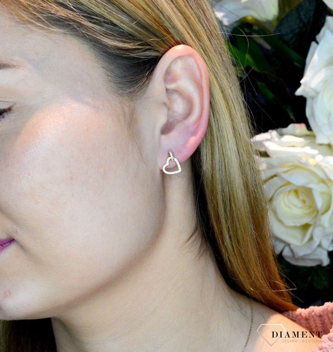 Srebrne kolczyki wiszące serduszka w cyrkoniach pozłacane DIA-KLC-RE0739EY-925. Oryginalne kolczyki srebrne w pozłoceniu o klasycznym kształcie serduszek. Bardzo modne kolczyki to idealny pomysł na prezent.jpg
