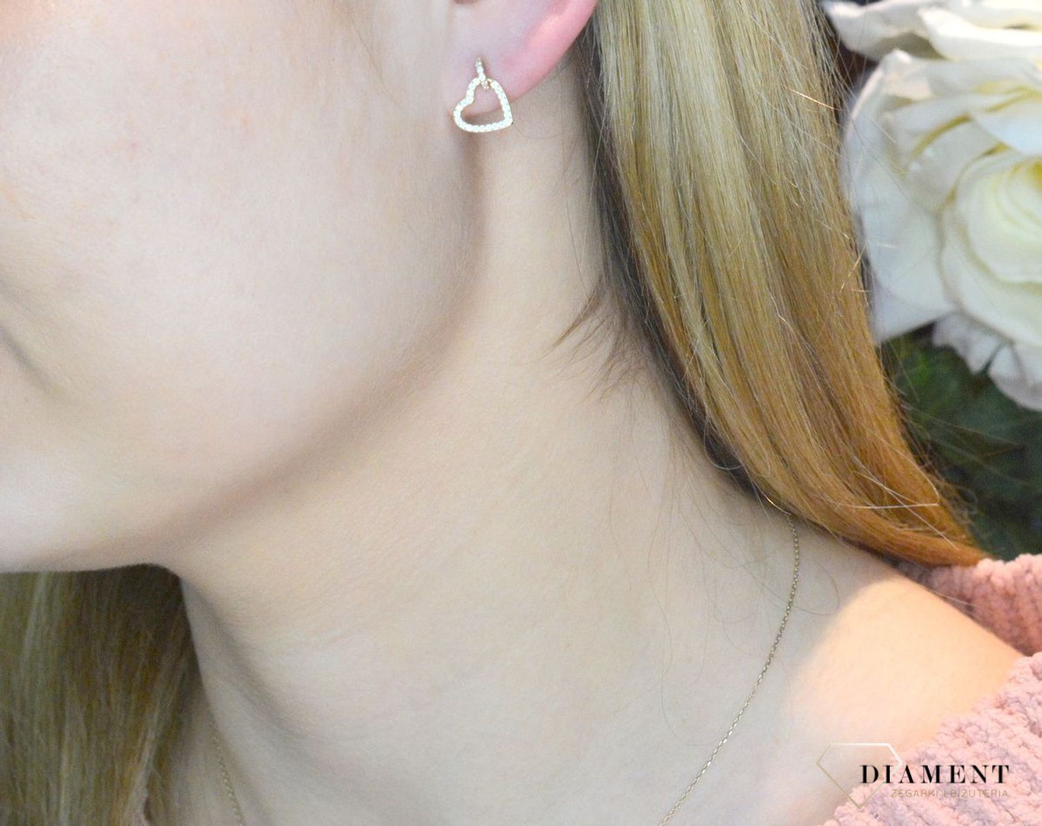 Srebrne kolczyki wiszące serduszka w cyrkoniach pozłacane DIA-KLC-RE0739EY-925. Oryginalne kolczyki srebrne w pozłoceniu o klasycznym kształcie serduszek. Bardzo modne kolczyki to idealny pomysł na prezent.jpg