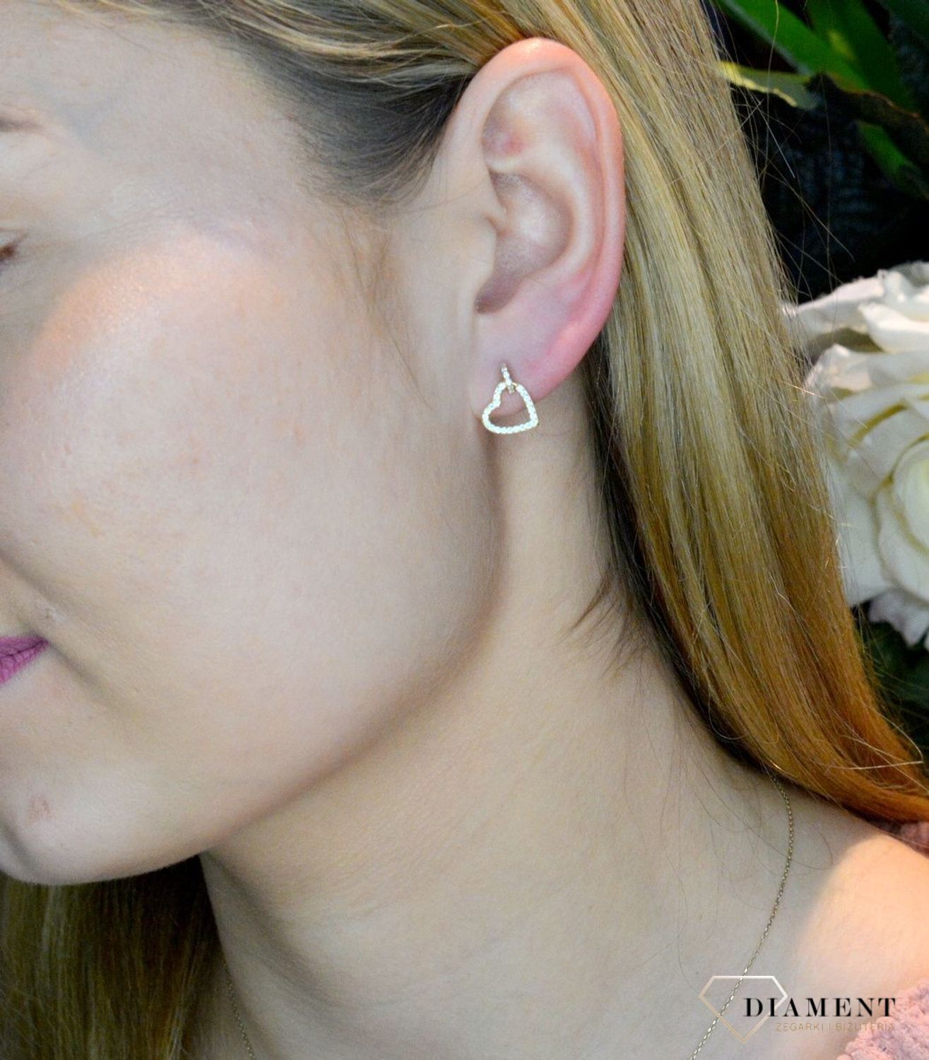 Srebrne kolczyki wiszące serduszka w cyrkoniach pozłacane DIA-KLC-RE0739EY-925. Oryginalne kolczyki srebrne w pozłoceniu o klasycznym kształcie serduszek. Bardzo modne kolczyki to idealny pomysł na prezent.jpg
