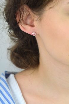 Urocze kolczyki srebrne 925 w kształcie kwiatuszków z różową emalią i zapięciem na sztyft. Idealne dla dziewczynek i kobiet. Doskonały prezent na każdą okazję (2).JPG