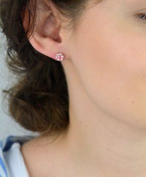 Urocze kolczyki srebrne 925 w kształcie kwiatuszków z różową emalią i zapięciem na sztyft. Idealne dla dziewczynek i kobiet. Doskonały prezent na każdą okazję (3).JPG