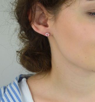 Urocze kolczyki srebrne 925 w kształcie kwiatuszków z różową emalią i zapięciem na sztyft. Idealne dla dziewczynek i kobiet. Doskonały prezent na każdą okazję (4).JPG