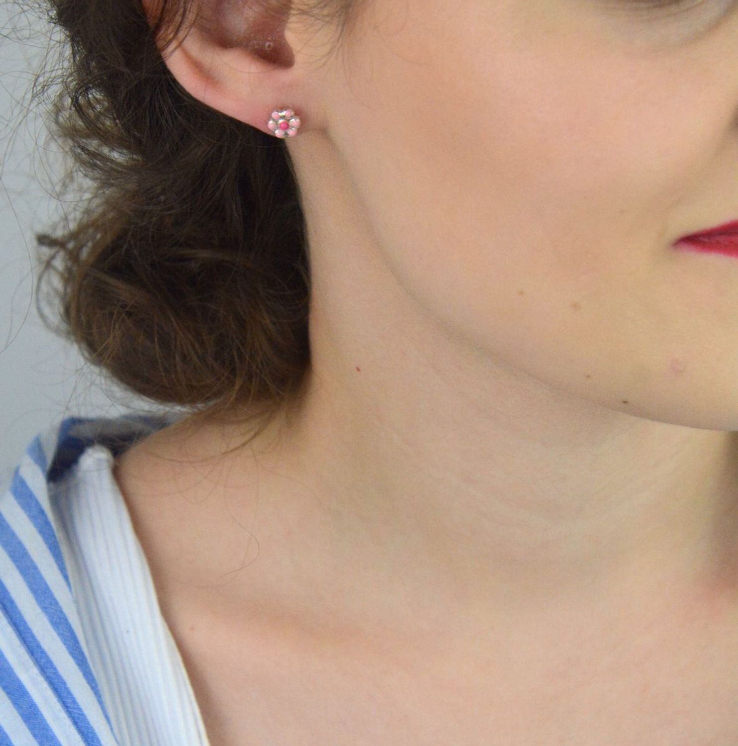 Kolczyki na wkrętki 'Różowe Stokrotki z emalią' DIA-KLC-SET004P-925.png