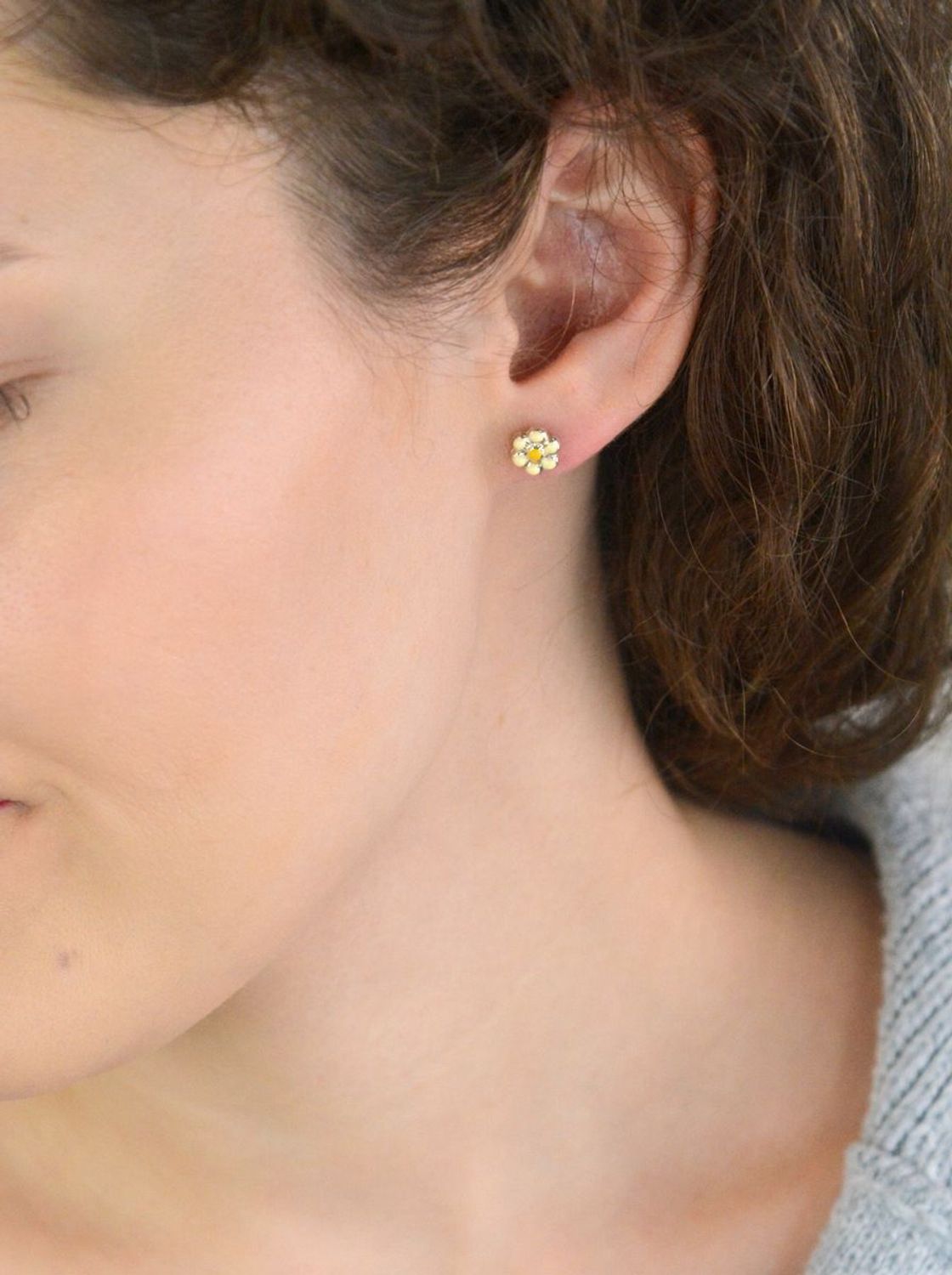 Kolczyki srebrne 925 Kwiatuszki z Emalią Biało-Żółtą na Sztyft DIA-KLC-2066OR0081-925 Ag.jpg