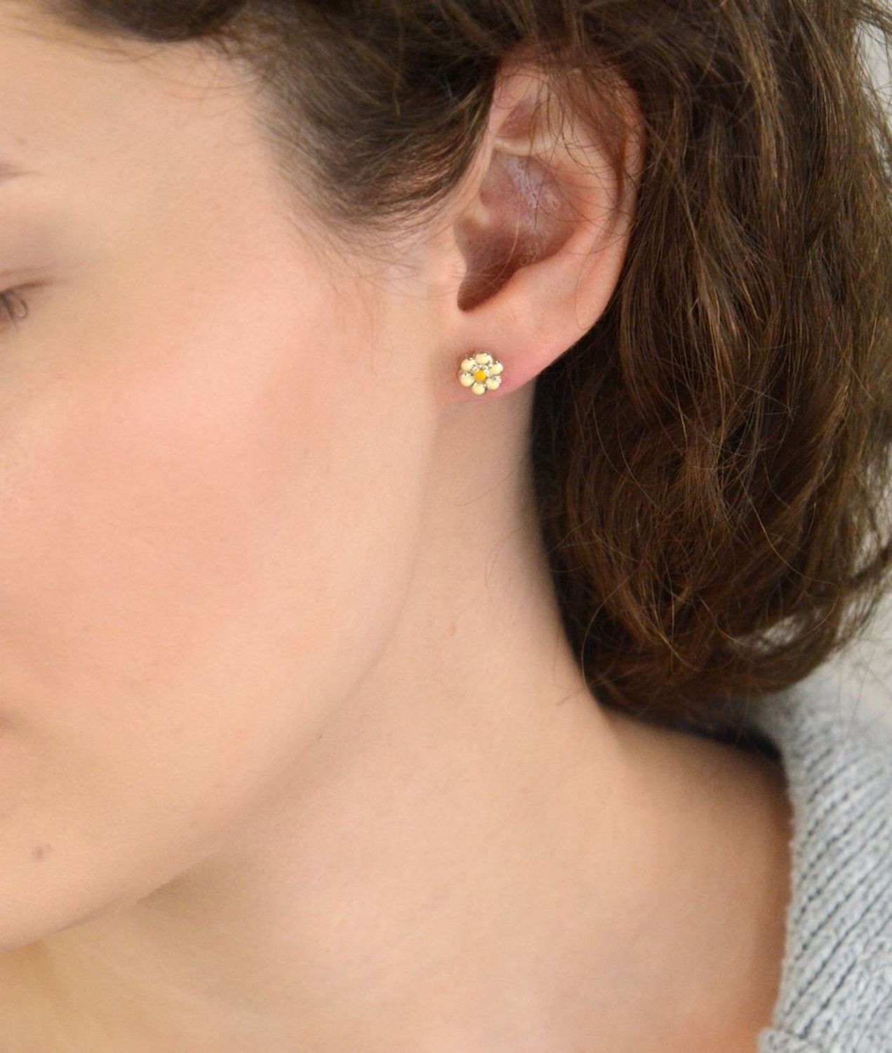 Kolczyki srebrne 925 Kwiatuszki z Emalią Biało-Żółtą na Sztyft DIA-KLC-2066OR0081-925 Ag.jpg