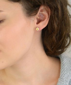 Kolczyki srebrne 925 w kształcie kwiatków z emalią biało-żółtą i zapięciem na sztyft. Idealne dla dziewczynek i kobiet. Doskonały prezent na każdą okazję (2).JPG